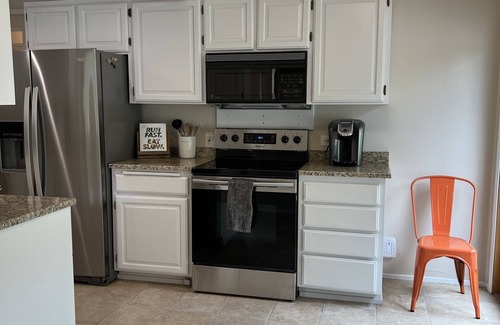 Harlow House | Spacious, Stylish, Quiet, Two Bedroom - Autzen/Oakway/Kid-Friendly
