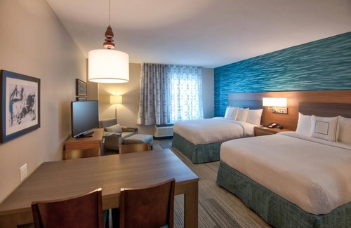 Flagami Hotel | Spacious Suite near Miami Airport with Kitchen & Breakfast | Outdoor Pool
