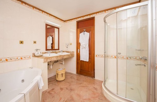 Nairobi Hotel | Spacious Suite Near Nairobi National Park! Outdoor Pool, Free Parking!
