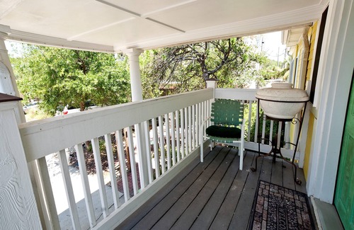 Savannah Beach Cottage | Spacious Suite w/Full Kitchen, WiFi, & Veranda - Near Dining & Shops