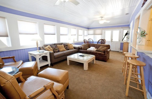 Savannah Beach Cottage | Spacious Suite w/Full Kitchen, WiFi, & Veranda - Near Dining & Shops