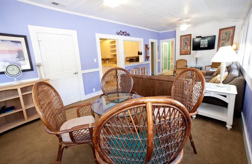 Savannah Beach Cottage | Spacious Suite w/Full Kitchen, WiFi, & Veranda - Near Dining & Shops