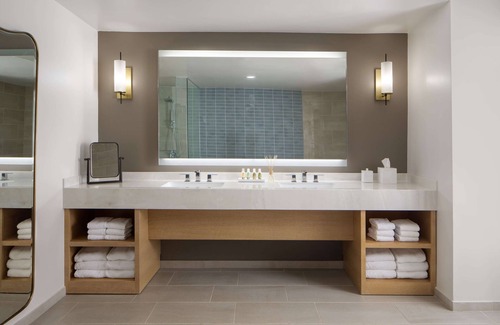 Lihue Hotel | Spacious Suite w/Private Lanai | Beachfront Retreat w/Airport Shuttle