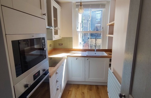 Camberwell Apartment | Spacious&sunny 1-bedroom flat: excellent transport links to airports&central LDN