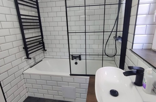 Camberwell Apartment | Spacious&sunny 1-bedroom flat: excellent transport links to airports&central LDN