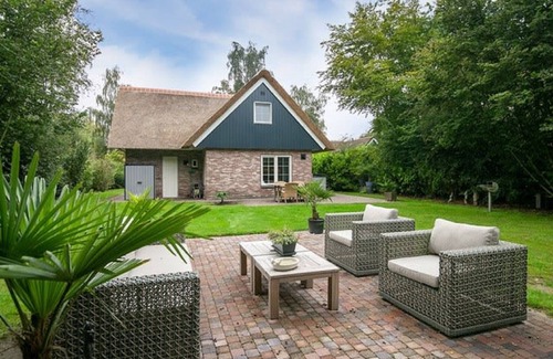 Paasloo House | Spacious thatched villa with dishwasher, in a national park