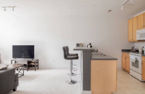 Historic Third Ward Apartment | Spacious Third Ward Apt Near Summerfest with Balcony
