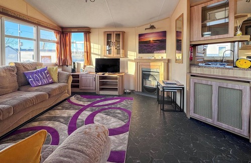 Heacham Cottage | Spacious three-bedroom lodge at Parkdean Resort, Heacham.