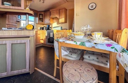 Heacham Cottage | Spacious three-bedroom lodge at Parkdean Resort, Heacham.