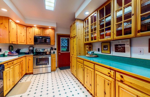 Joseph House | Spacious, Three-Level House Close to the Lake with All-Wood Interior, Free WiFi