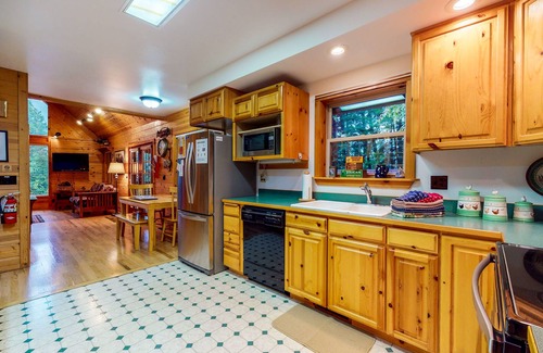 Joseph House | Spacious, Three-Level House Close to the Lake with All-Wood Interior, Free WiFi