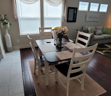 Near East Side House | SPACIOUS TOWNHOUSE MINUTES FROM DOWNTOWN SA.