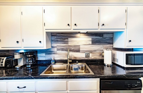 Ashwaubenon House | Spacious Townhouse - 1 mile from Lambeau