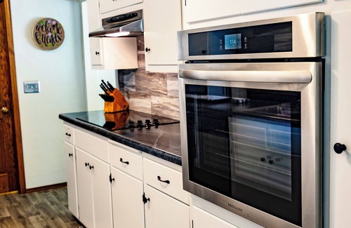 Ashwaubenon House | Spacious Townhouse - 1 mile from Lambeau