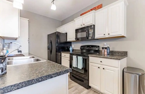 Champaign House | SPACIOUS TOWNHOUSE with the COMFORTS of HOME
