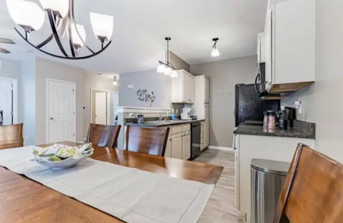 Champaign House | SPACIOUS TOWNHOUSE with the COMFORTS of HOME