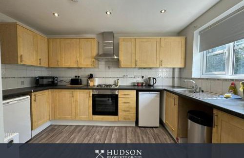 Telford House | Spacious Townhouse with Garden