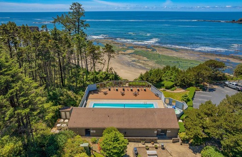 Otter Rock Apartment | Spacious Two-Level Ocean-View Villa with Loft