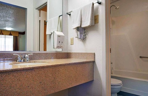 Decatur Hotel | Spacious Two Queen Non-Smoking Quarters, Scottish Inns - Near Decatur Square