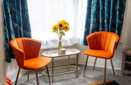 Leicester City Centre House | Spacious Victorian for 10 across Royal Infirmary with FREE PARKING