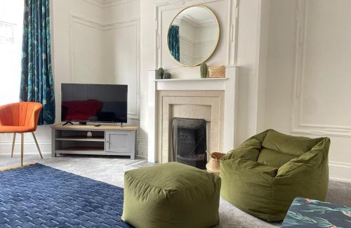 Leicester City Centre House | Spacious Victorian for 10 across Royal Infirmary with FREE PARKING