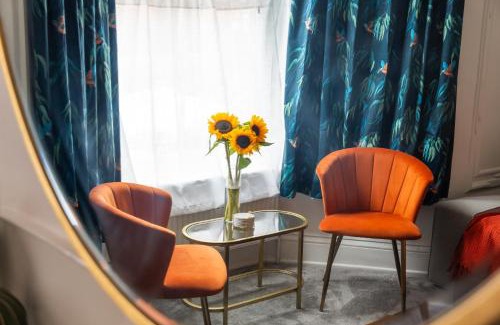 Leicester City Centre House | Spacious Victorian for 10 across Royal Infirmary with FREE PARKING