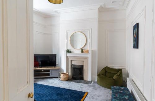 Leicester City Centre House | Spacious Victorian for 10 across Royal Infirmary with FREE PARKING