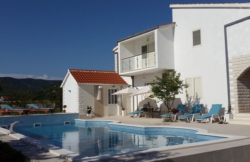 Neoric Apartment | Spacious Villa in Neoric with Pool