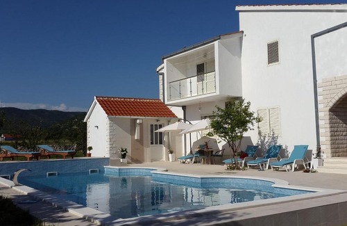 Neoric Villa | Spacious Villa in Neoric with Pool