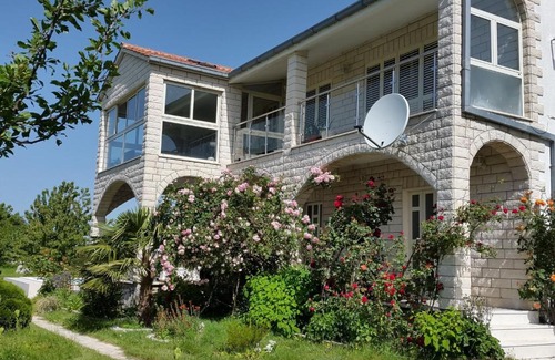 Neoric Villa | Spacious Villa in Neoric with Pool