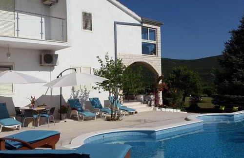 Neoric Villa | Spacious Villa in Neoric with Pool