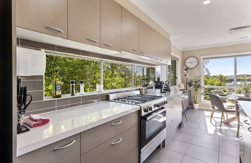 Daylesford House | Spacious w/King Bed & Games Rooms, Walk to Cafe's and Shops