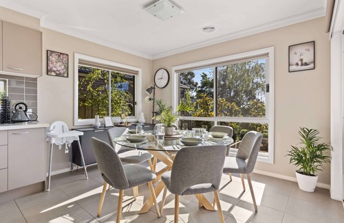 Daylesford House | Spacious w/King Bed & Games Rooms, Walk to Cafe's and Shops