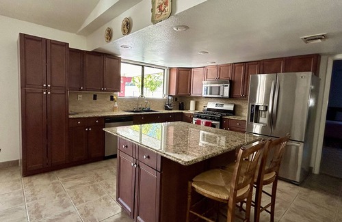Las Vegas House | Spacious w/pool, Volleyball, & more! 12 guests