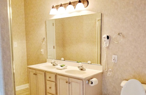 Smith Mountain Lake Resort | Spacious waterfront Mariners Landing resort w/ amenities