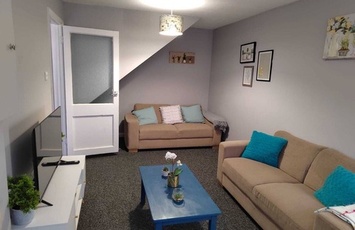 Southall Green House | Spacious x4 bed * free wifi* *driveway*garden*