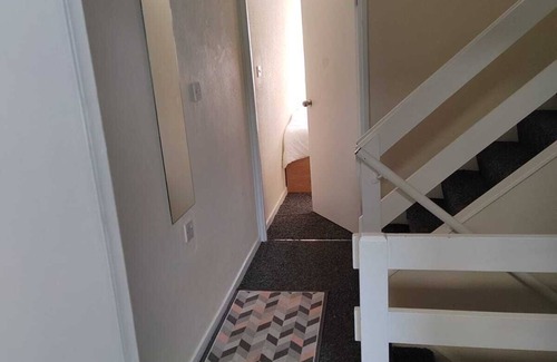Southall Green House | Spacious x4 bed * free wifi* *driveway*garden*