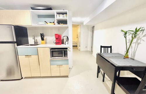 Dunbar House | Spacious Yard Two Bedroom Suite