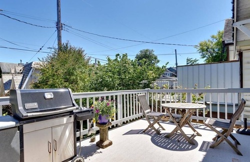Dunbar House | Spacious Yard Two Bedroom Suite