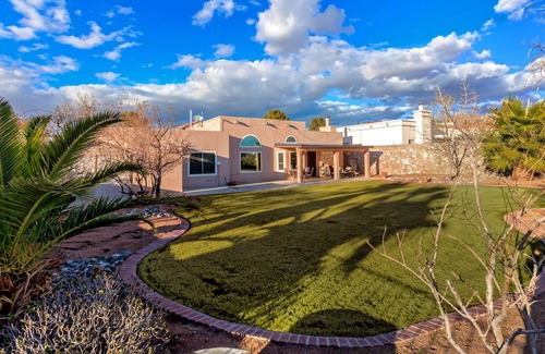 El Paso Villa | Spanish Villa w/ GORGEOUS backyard - 2 minutes from Franklin HS