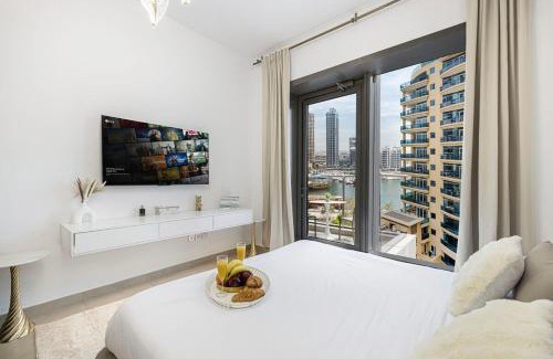 Dubai Marina Apartment | Sparkle Tower by Swarovski, Full Marina View, 2min JBR & Metro, Sleeps 4