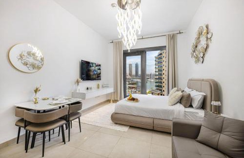 Dubai Marina Apartment | Sparkle Tower by Swarovski, Full Marina View, 2min JBR & Metro, Sleeps 4