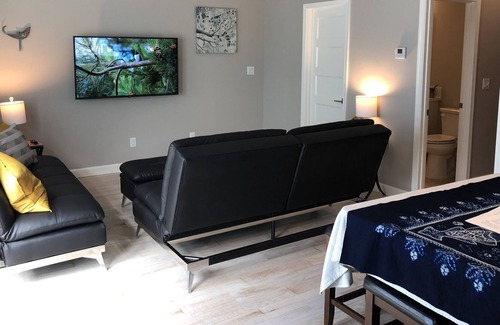 North Hilltop Cottage | Sparkling Clean New Home Near Bethel, Sleeps 8