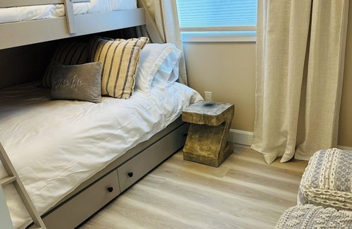 Gravenhurst Resort | Sparrow Lake Gem! Come stay at Muskoka Beach House Restaurant and Resort