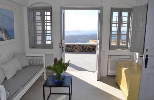 Imerovigli Villa | Spatious 2 Bedroom Villa On the Caldera in Imerovigli