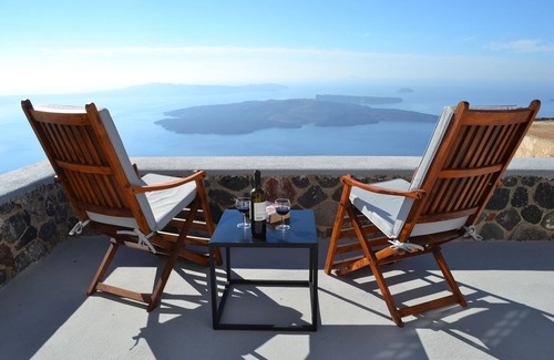 Imerovigli Villa | Spatious 2 Bedroom Villa On the Caldera in Imerovigli