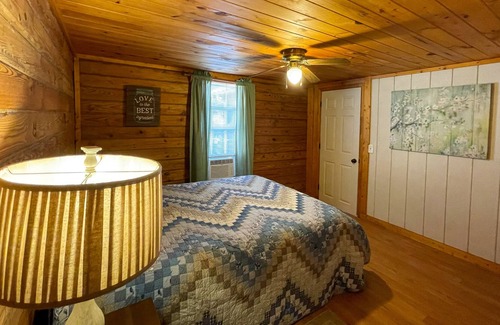 Cherokee Cabin | SPECIAL *January 20% off* 10 minute drive to Cherokee