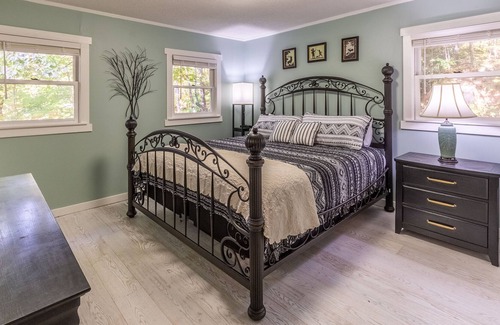 Bryson City Ski Chalet | SPECIAL *Sept. 13th- Oct. 4th 20% off* Mountain Views, Fireplace, Hot Tub