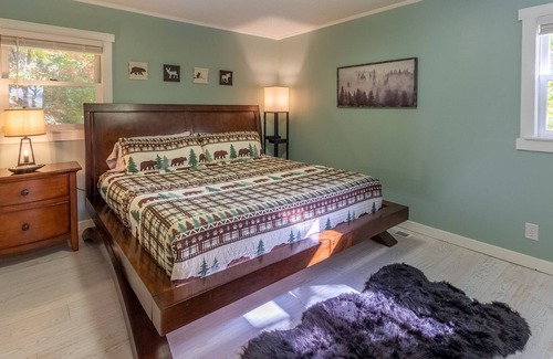 Bryson City Ski Chalet | SPECIAL *Sept. 13th- Oct. 4th 20% off* Mountain Views, Fireplace, Hot Tub