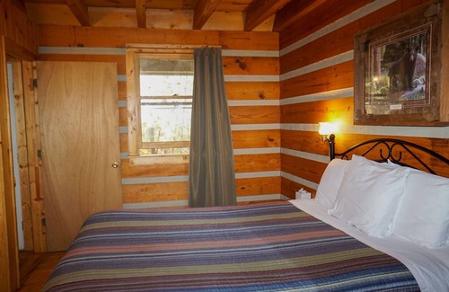 Cherokee Cabin | SPECIAL *Sept. 13th- Oct. 4th 20% off* Ol'Smoky Log Cabin on the River Unit 1